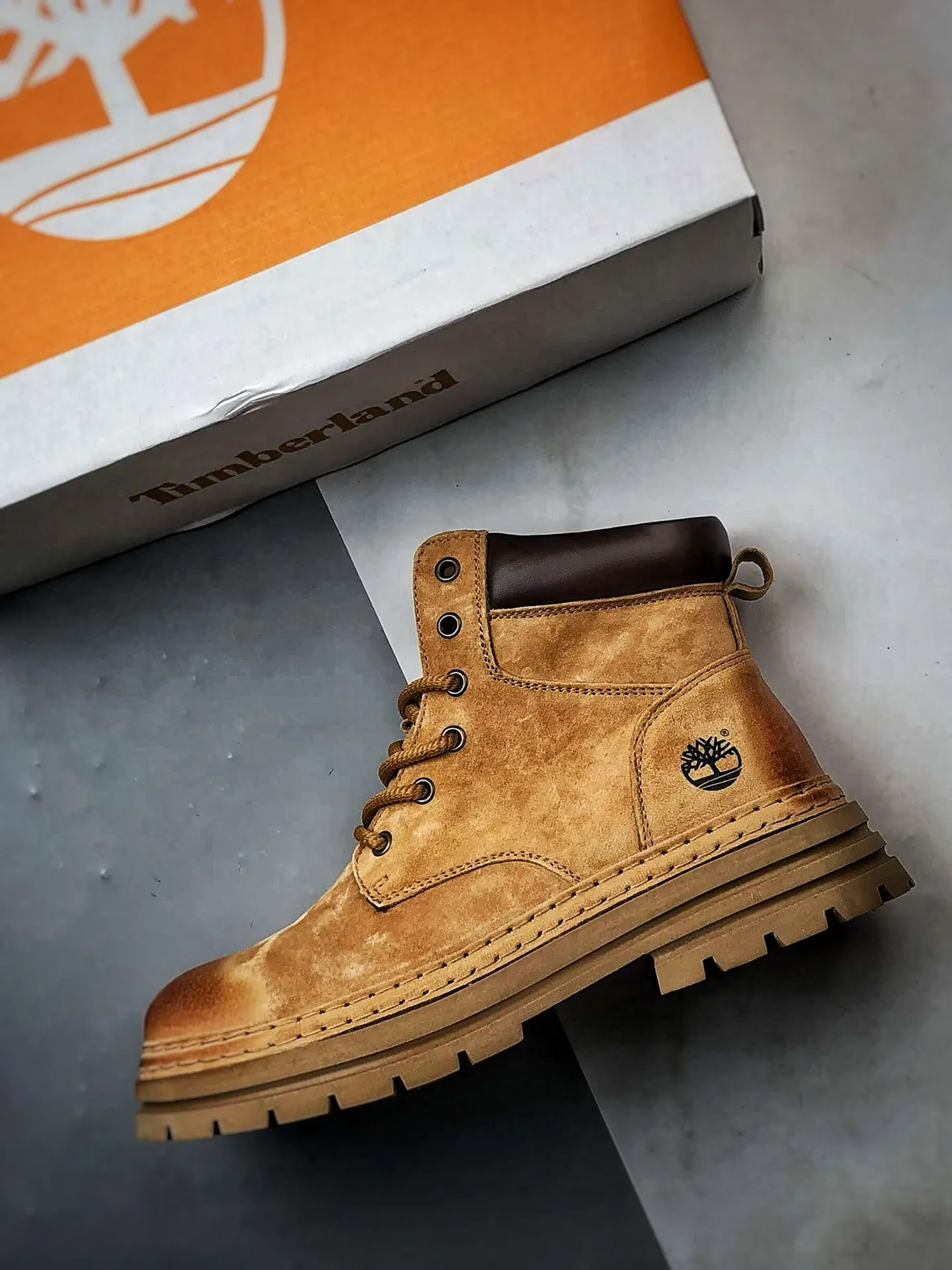 💰440 Timberland Timberland/Timberland 2025 autumn and winter new products Outdoor casual rhubarb boots Guangdong factory quality Original box original packaging Fashion trend matching The fabric is made of Italian 🇮🇹 top-grade frosted fine-grained cowhide with anti-odor and anti-corrosion genuine leather latex insoles. The outsole and hardware are all made from OEM raw materials. The same process as the original Goodyear never opens the glue. Good products do not kill pigs. The quality of the first order is strictly controlled. Exclusively launched on the whole network. The quality is unquestionable. The whole set of official website unified packaging gives you the perfect wearing experience. The quality is exquisite and durable. A must-have for sportsmen. Specially designed to treat those who are not handsome. High-quality and first-class foot feel. Special for cold protection and outdoor use this winter. Casual matching for daily use. Item No.: TB99873 Size: 39 40 41 42 43 44 (leather shoe size)